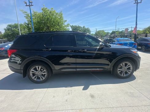 Used 2022 Ford Explorer XLT w/ Equipment Group 202A AWD/4WD image 4
