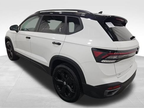 Used 2025 Volkswagen Taos SE AWD/4WD image 4