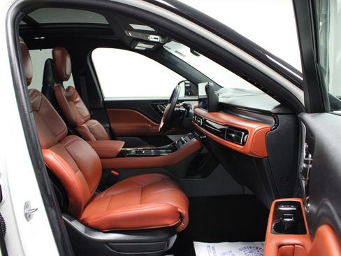 Used 2025 Lincoln Aviator Reserve w/ Luxury Package image 17