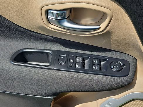 Used 2018 Jeep Renegade Latitude w/ Advanced Technology Group FWD image 28