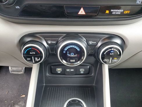Used 2023 Hyundai Venue SEL FWD image 27