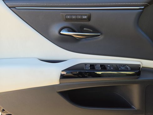 Used 2024 Lexus ES 300h w/ Premium Package FWD image 15