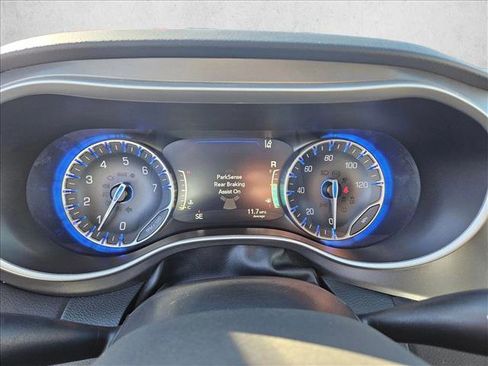 Used 2024 Chrysler Pacifica Touring-L image 22