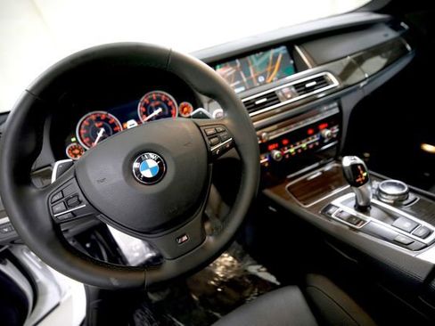 Used 2014 BMW 740i image 7