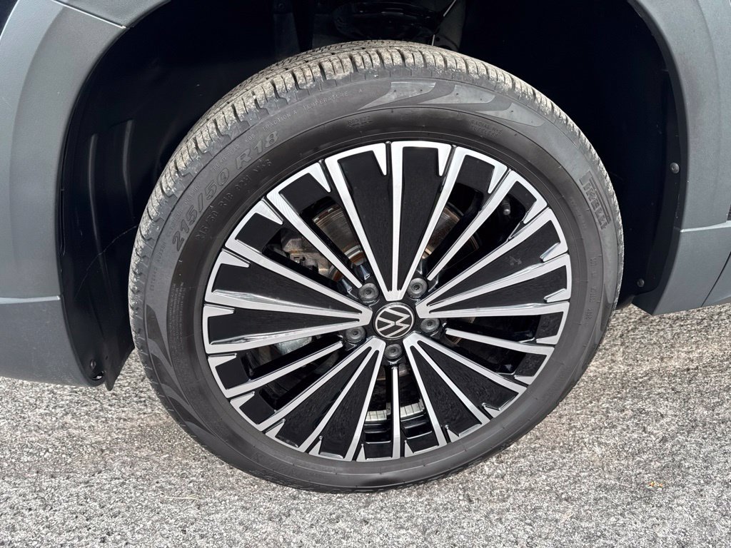 Certified 2025 Volkswagen Taos SE w/ Panoramic Sunroof Package FWD image 12