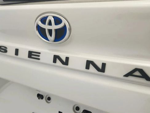 Used 2025 Toyota Sienna XLE FWD image 17