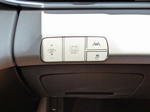 Used 2023 Hyundai Elantra Limited w/ Preferred Accessory Package FWD image 23