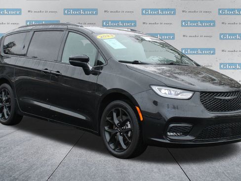 Used 2023 Chrysler Pacifica Touring-L w/ S Appearance Package image 3