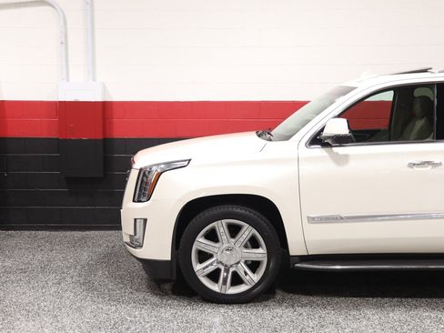 Used 2015 Cadillac Escalade Luxury AWD/4WD image 22