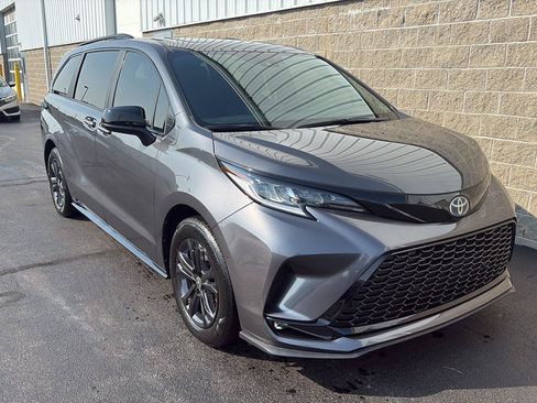 Used 2025 Toyota Sienna XSE AWD/4WD image 2