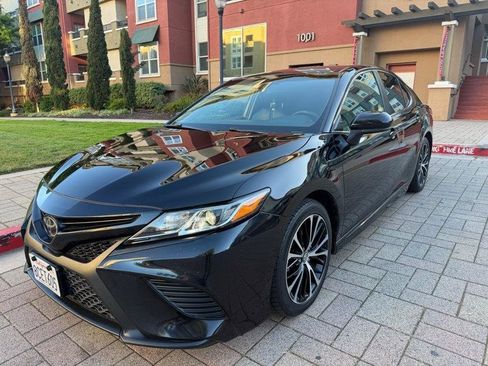 Used 2018 Toyota Camry SE FWD image 3