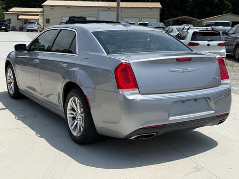 Used 2017 Chrysler 300 Limited w/ 300 Premium Group RWD image 5