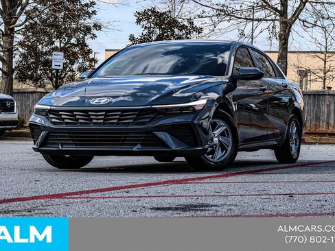 Used 2025 Hyundai Elantra SE FWD image 3