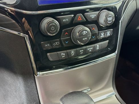 Used 2019 Jeep Grand Cherokee Limited AWD/4WD image 13