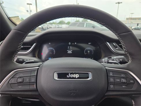 New 2025 Jeep Grand Cherokee Altitude image 35