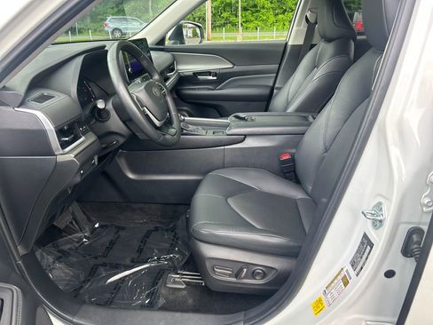 Certified 2024 Toyota Grand Highlander AWD image 17