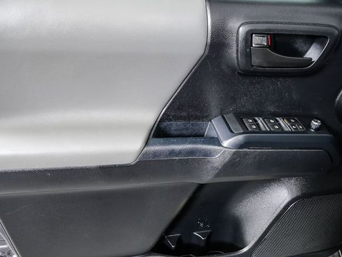 Used 2017 Toyota Tacoma SR image 6