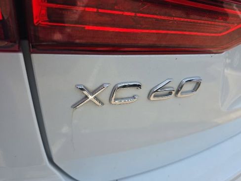 Used 2022 Volvo XC60 B5 Momentum AWD/4WD image 12
