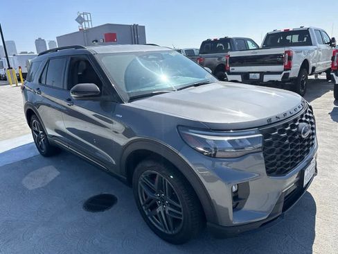 Used 2025 Ford Explorer ST-Line w/ ST-Line Street Pack AWD/4WD image 7