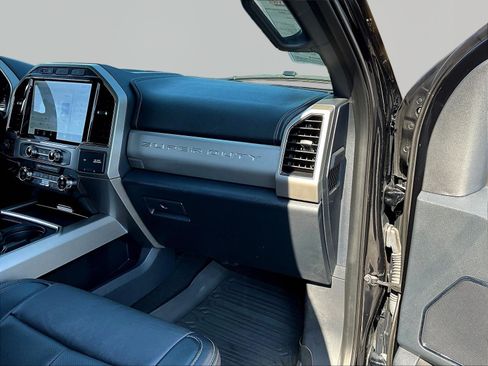 Used 2022 Ford F250 Lariat w/ Black Appearance Pkg AWD/4WD image 27