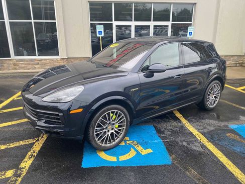 Used 2023 Porsche Cayenne Platinum Edition AWD/4WD image 2