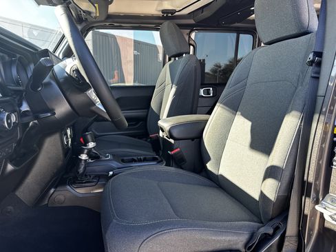 Used 2025 Jeep Wrangler Sahara image 29