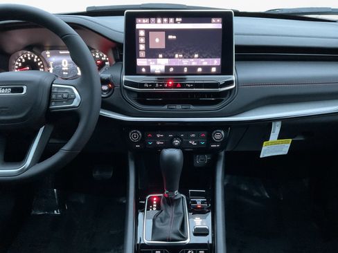 Used 2024 Jeep Compass Trailhawk w/ Trailhawk Convenience Group image 11