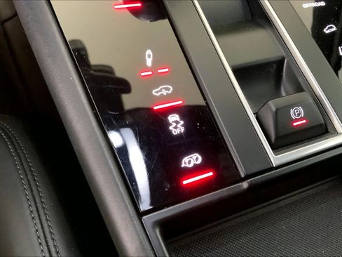 Used 2023 Porsche Macan Turbo image 37