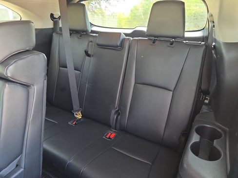 Used 2023 Toyota Highlander XLE FWD image 32