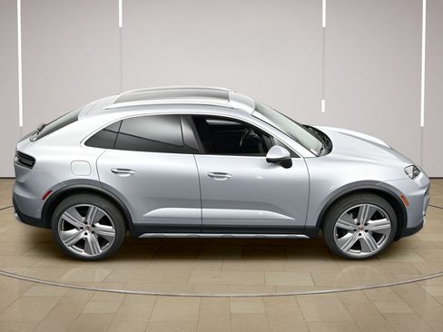 Certified 2025 Porsche Macan 4 Electric AWD/4WD image 38