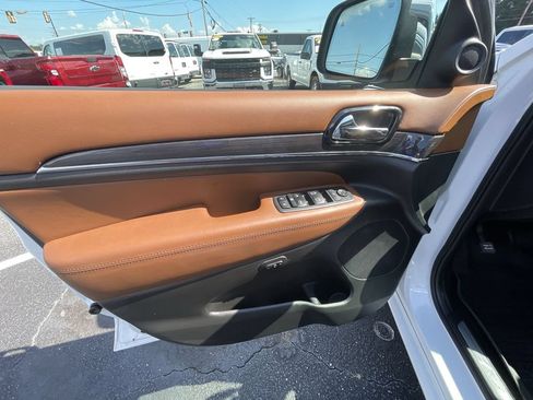 Used 2020 Jeep Grand Cherokee Overland AWD/4WD image 23