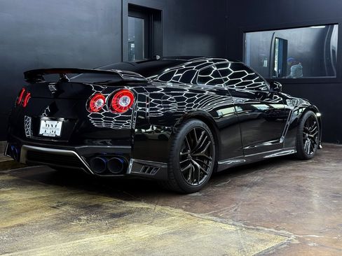 Used 2017 Nissan GT-R Premium image 9