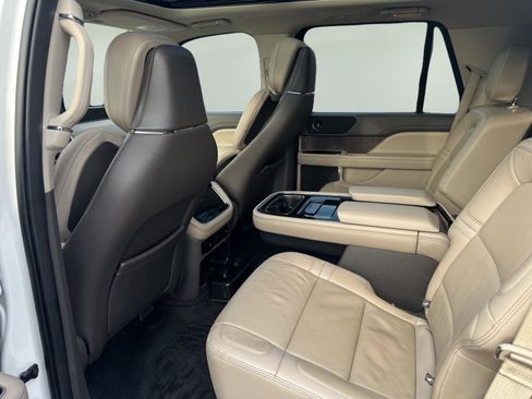 Used 2022 Lincoln Navigator Reserve image 10