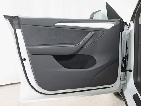 Used 2025 Tesla Model Y Performance image 31