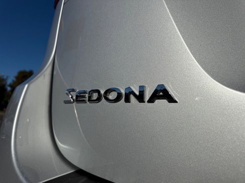 Used 2019 Kia Sedona L image 6