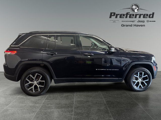 Used 2023 Jeep Grand Cherokee Limited w/ Luxury Tech Group II AWD/4WD image 9