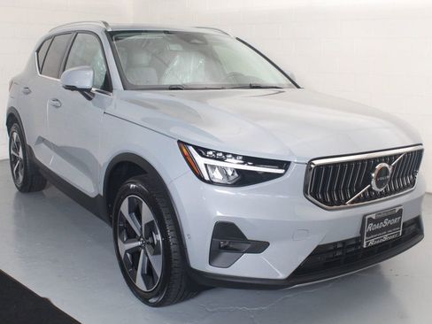 Used 2025 Volvo XC40 B5 Plus AWD/4WD image 1