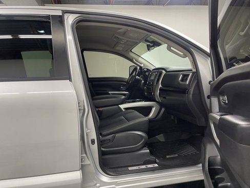 Used 2018 Nissan Titan SV w/ SV Convenience Package AWD/4WD image 18