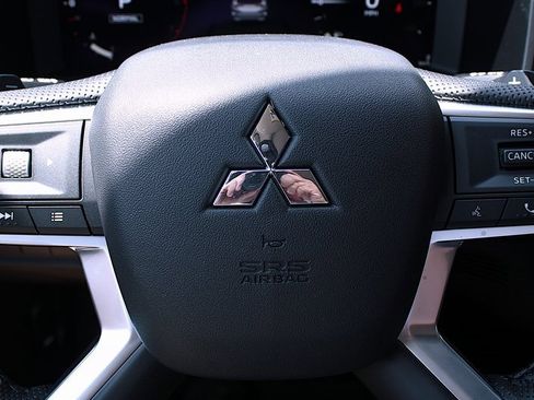 New 2025 Mitsubishi Outlander SE image 15