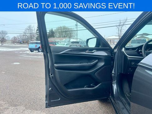 Used 2023 Jeep Grand Cherokee L Laredo image 11