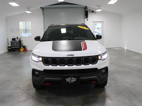 Used 2025 Jeep Compass Trailhawk AWD/4WD image 3