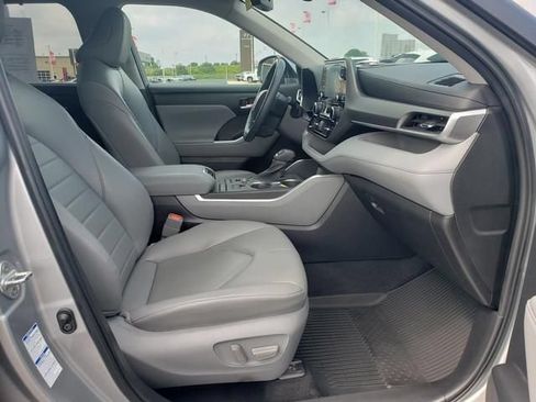 Used 2022 Toyota Highlander XLE AWD/4WD image 19