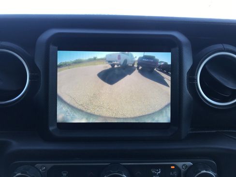 Used 2018 Jeep Wrangler Unlimited Sahara image 30