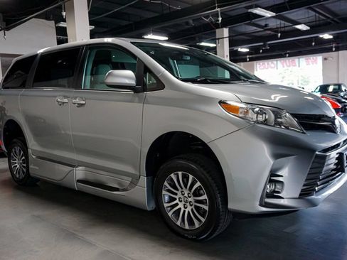 Used 2019 Toyota Sienna XLE Premium FWD image 48