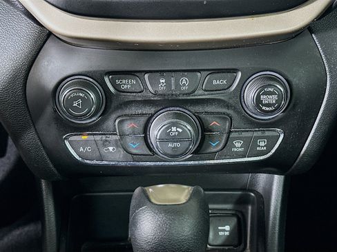 Used 2015 Jeep Cherokee Latitude w/ Comfort/Convenience Group FWD image 22