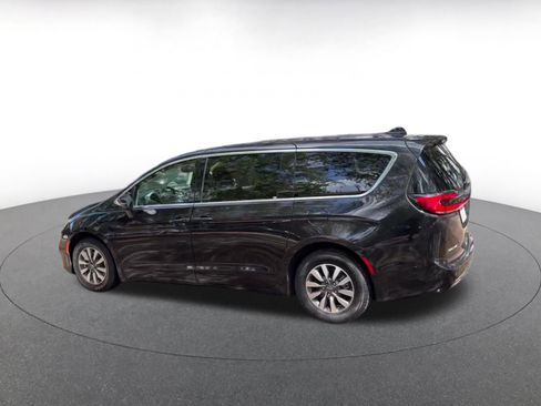 Used 2023 Chrysler Pacifica Touring-L FWD image 10