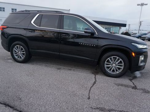 Used 2023 Chevrolet Traverse LT image 2