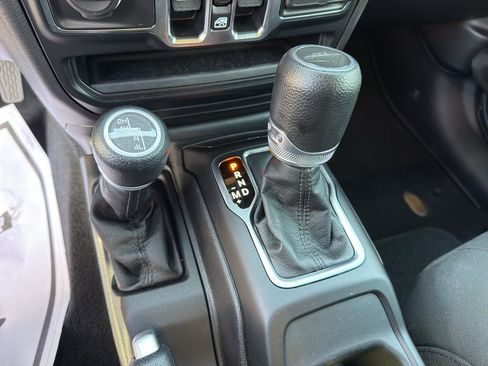 Used 2023 Jeep Gladiator Willys image 17