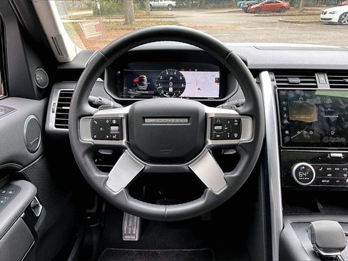 Used 2024 Land Rover Discovery S image 8