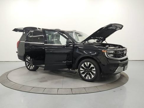 Used 2025 Ford Expedition Platinum w/ Driver's Package AWD/4WD image 10